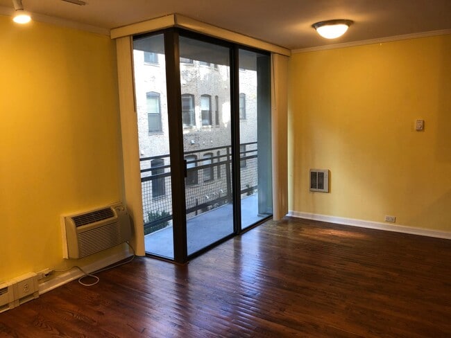 Building Photo - Beautiful Lincoln Park condo situated right next to Lake Shore Drive and Clark Street!