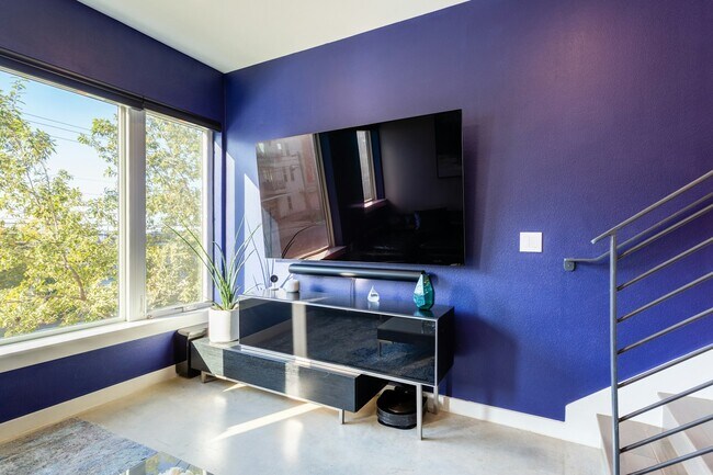 Building Photo - 2002 E 7th St