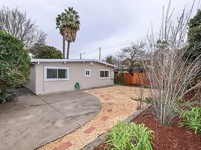 Building Photo - Beautiful Single Story 3bd House Recently ...