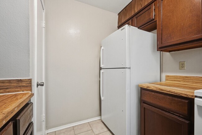 Building Photo - 8160 Stonebrook Dr
