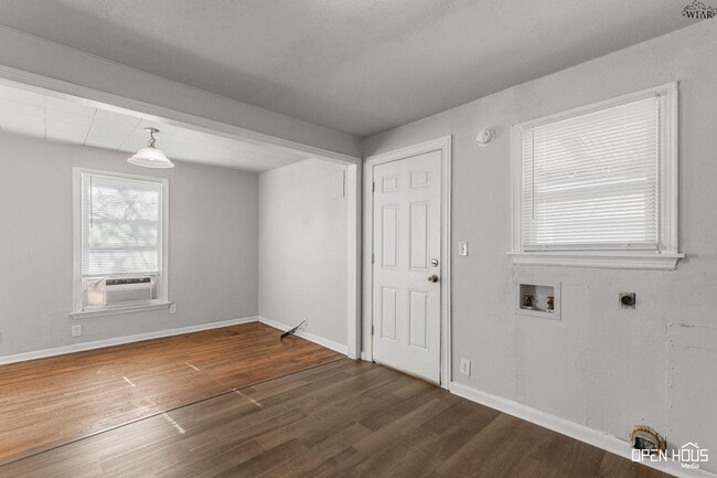 Building Photo - 2714 Sherman Rd