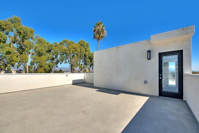 Building Photo - Luxury 2 & 4 Bed Townhomes in NoHo!