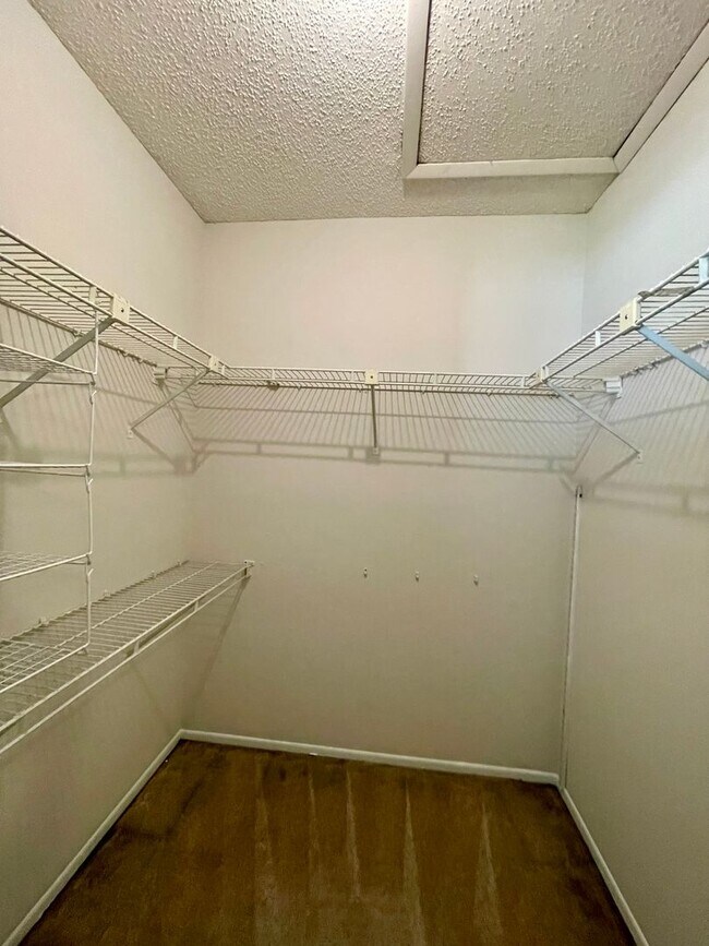 Building Photo - 2 BEDROOM 2 BEDROOM IN RAINTREE