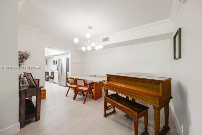 Building Photo - 1121 Crandon Blvd