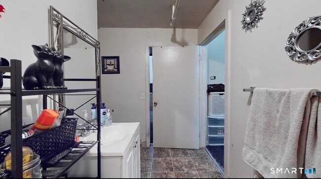 Building Photo - 666 Main St