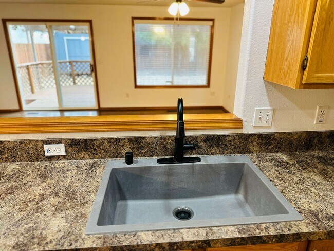 Building Photo - Beautiful One Level Home w/ RV Parking