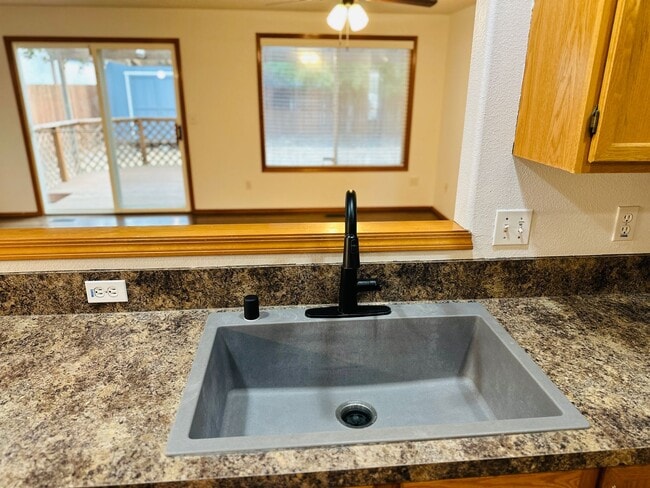 Building Photo - Charmin One Level Home w/ RV Parking