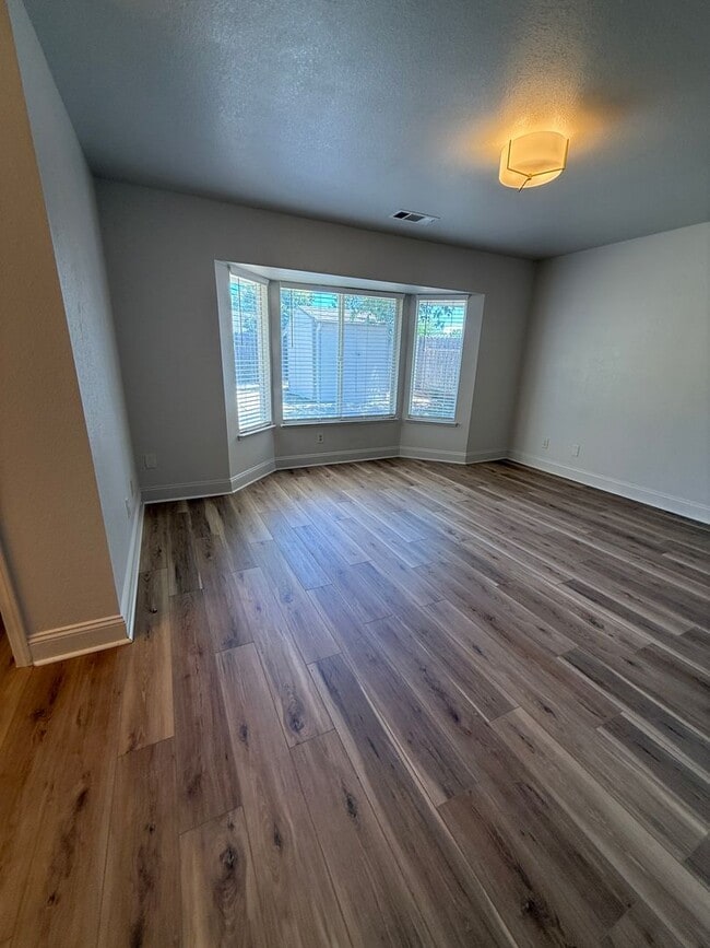 Building Photo - Prime Location 3 Bed 2 Bath Updated Home!