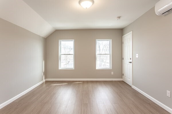 Building Photo - 31 Hicks St