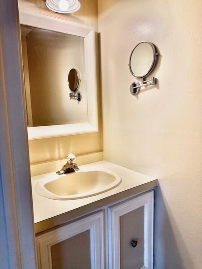 Building Photo - 120 Hinsdale St