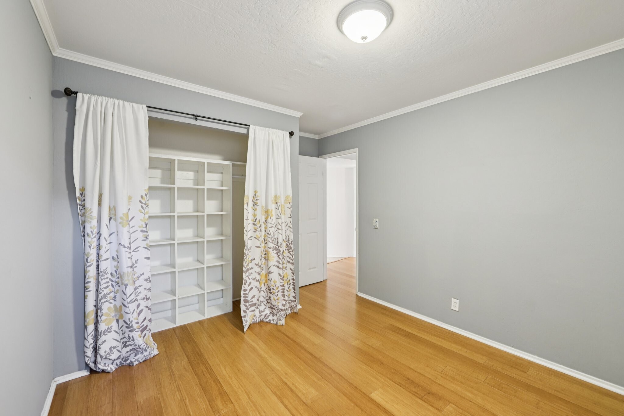 Main bedroom closet - 5400 Mountain Blvd