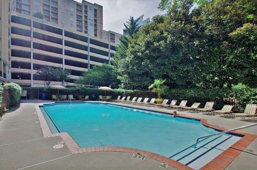 outdoor pool - 1101 Juniper St NE