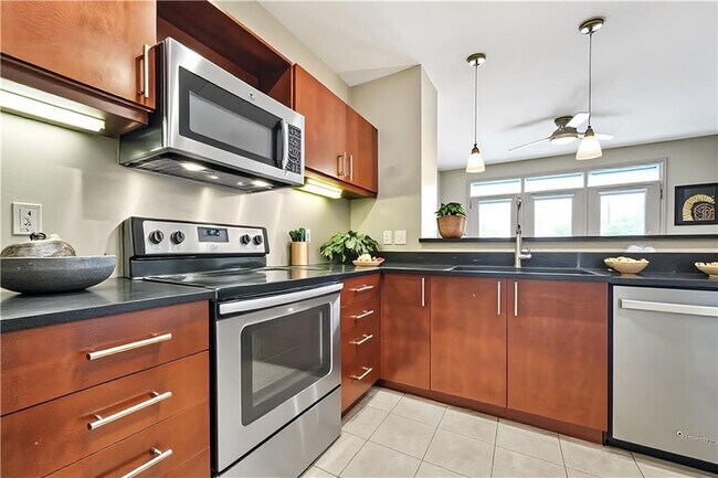 Building Photo - 390 17th St