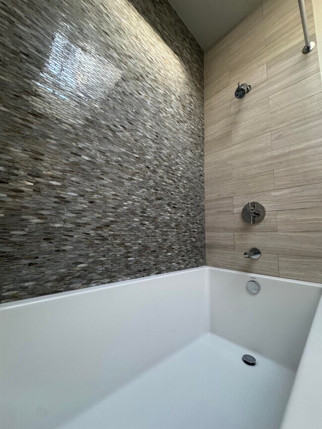 Building Photo - 16 Bright St