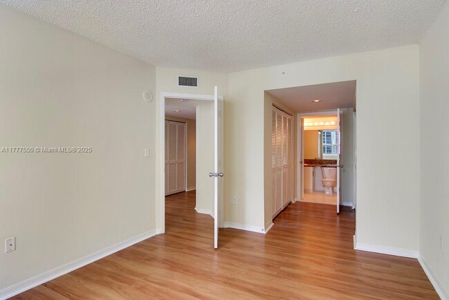 Building Photo - 1111 Brickell Bay Dr