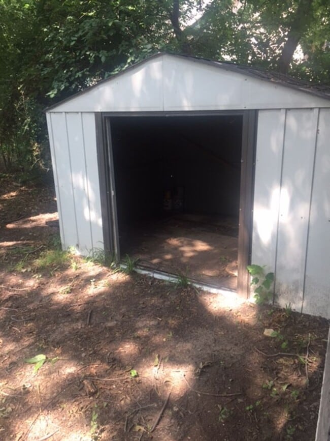 Building Photo - 2 BEDROOM 1 BATHROOM HOUSE WITH HUGE FENCED BACKYARD
