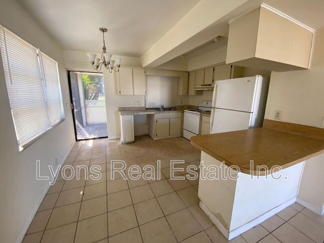 Building Photo - 801 SE 5th Ave