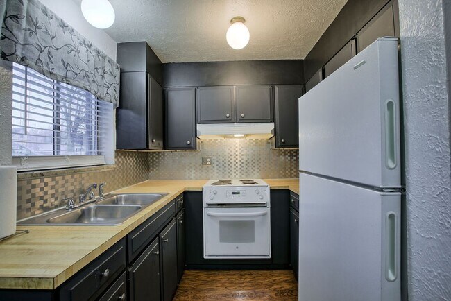 Building Photo - 301 Peterson St