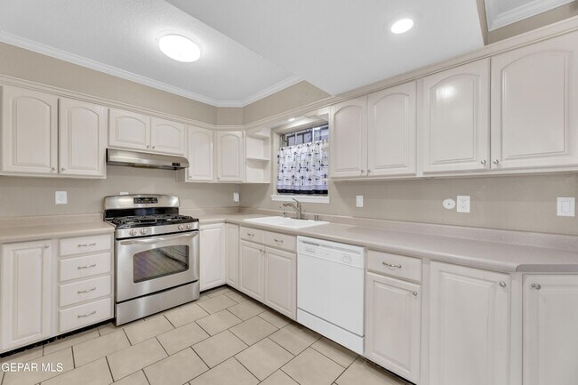 Building Photo - 350 Thunderbird Dr