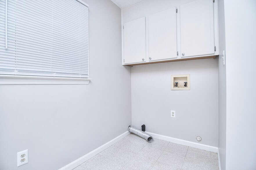 Building Photo - 345 Sunny Hill Dr