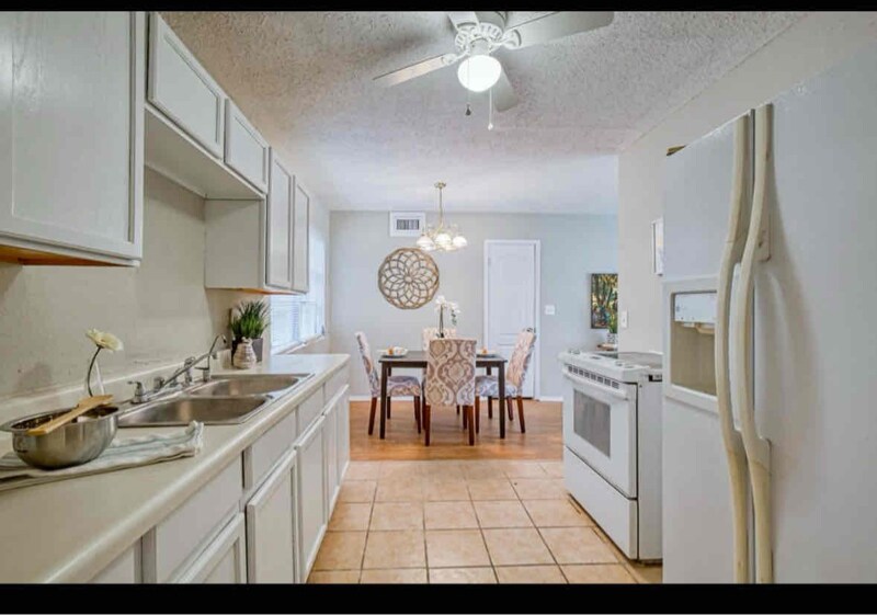Building Photo - 2220 Eudine Dr W