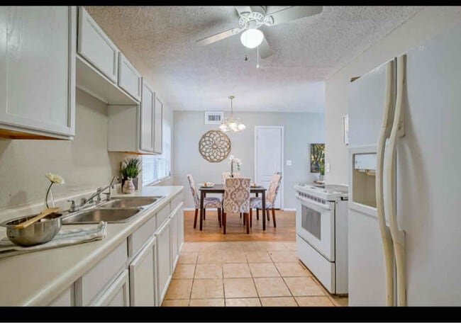 Building Photo - 2220 Eudine Dr W