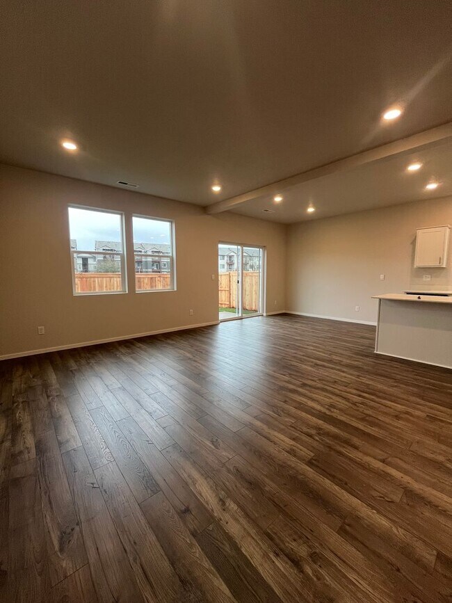 Building Photo - 4-bedroom 2.5-Bathroom. Never been lived in!!