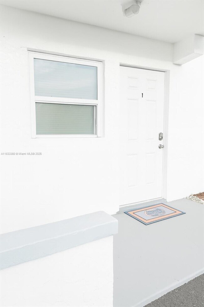 Building Photo - 2305 Tamarind Dr