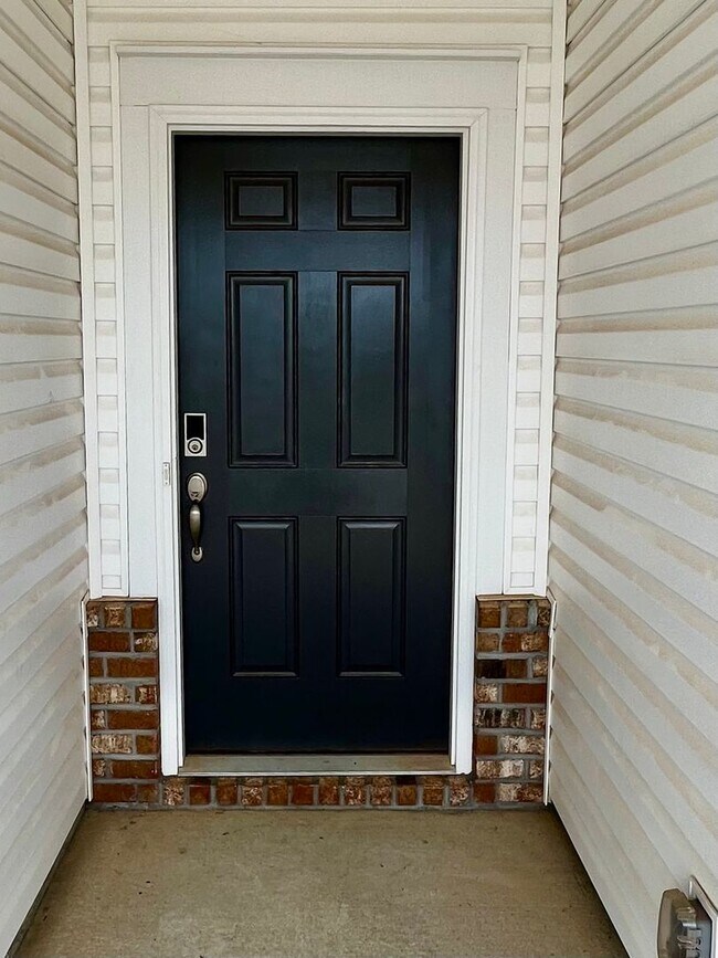 Building Photo - 3 BR, 2 BA with Fenced Yard and Fantastic Amenities!