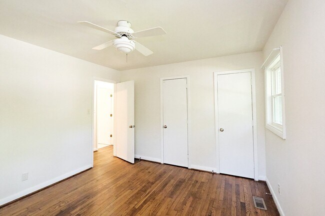 Building Photo - Move-in Ready Small Pet-Friendly Home