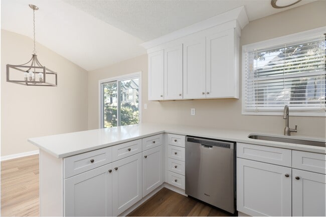 Building Photo - 208 Mountain Creek Dr