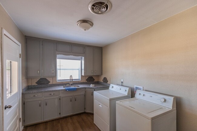 Building Photo - Cozy 3 Bed 2 Bath Home - Pets on Owner Approval!