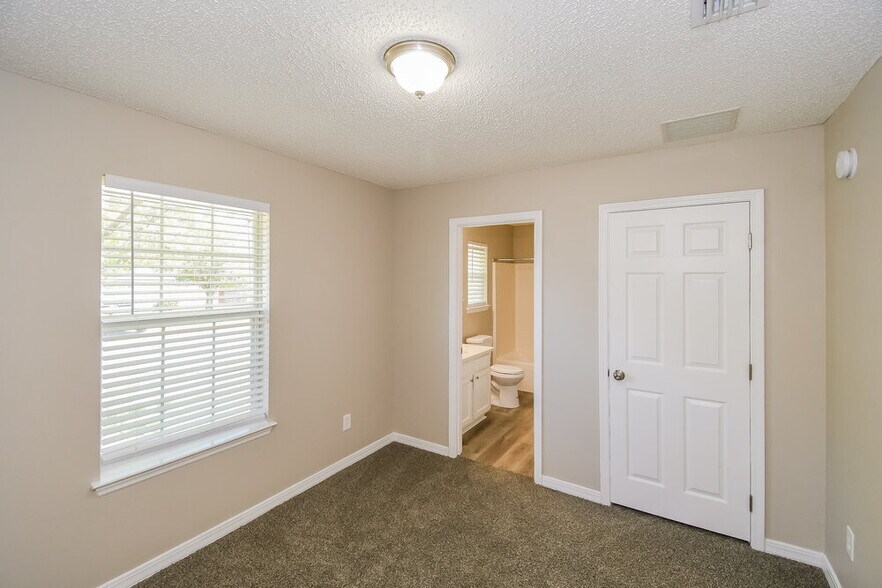 Building Photo - 2700 Taylor Hill Dr