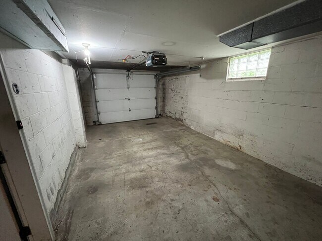 Building Photo - 3 bedrooms 1 bathroom house for rent