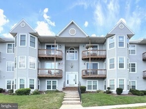 Building Photo - Beautiful Updated 2 bd 2 bth Penthouse Con...