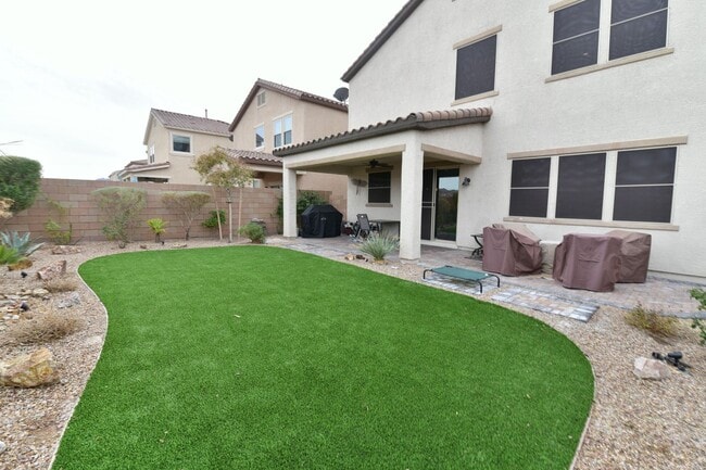Building Photo - Gorgeous 3bed / 2.5bath home located in Tuscany!