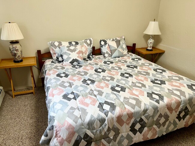 Building Photo - Downtown Furnished Two Bed Unit in Duplex-...