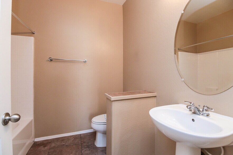 Building Photo - 7826 S 50th Dr
