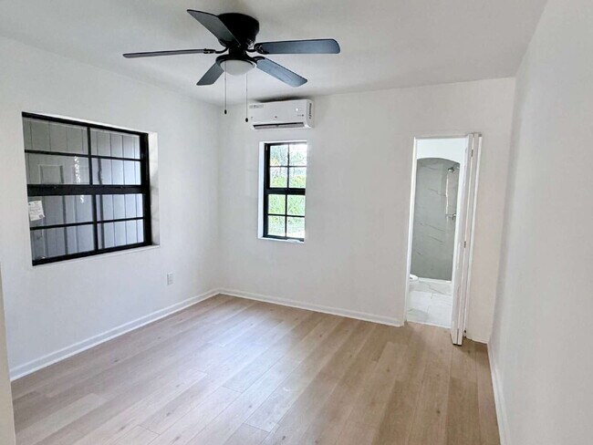 Building Photo - "Charming 1-Bedroom Retreat in West Palm Beach – Spacious 700 Sq Ft Haven!"