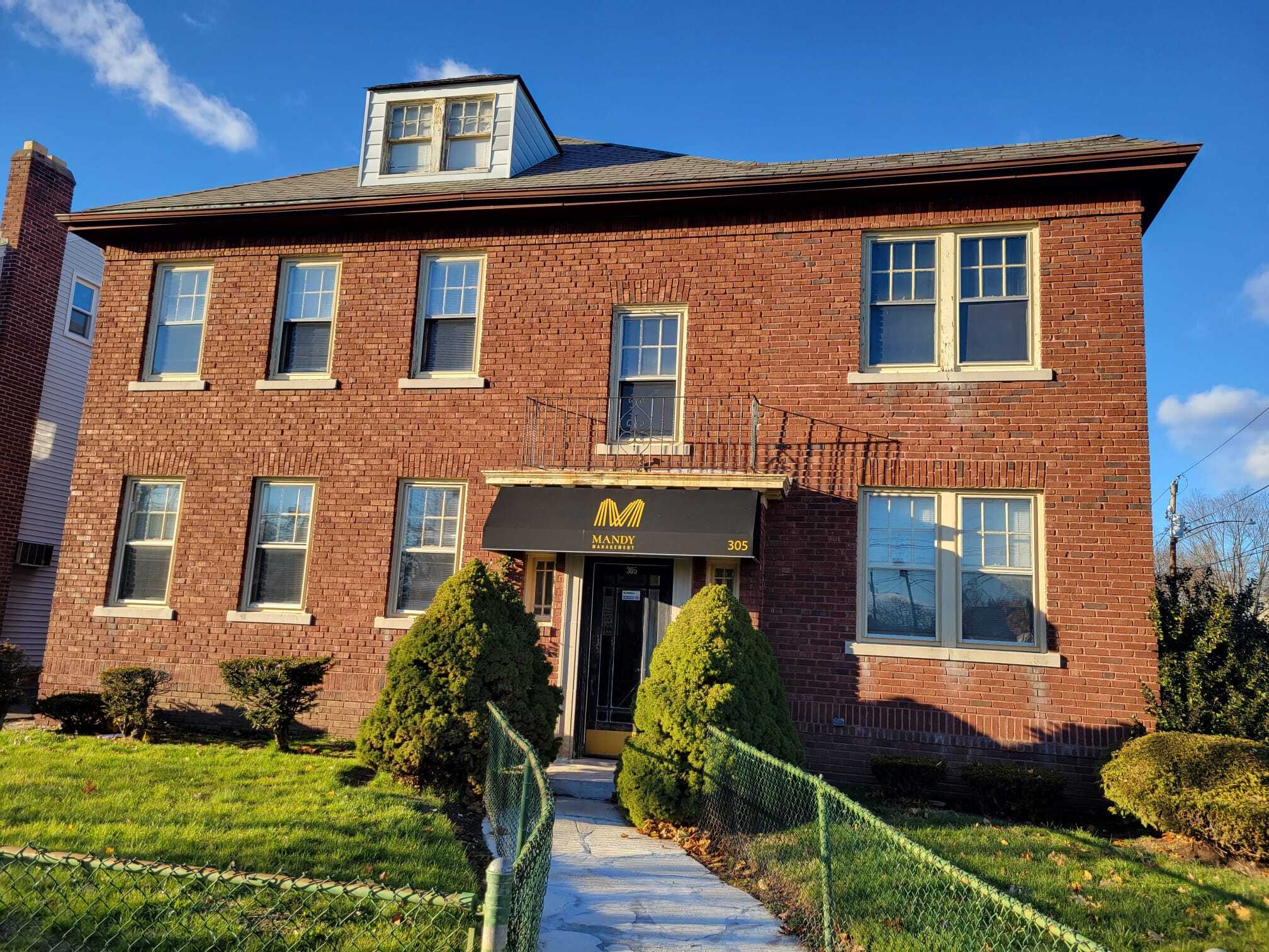 Building Photo - 305 Main St