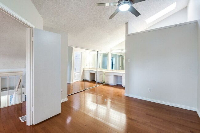Building Photo - Charming 2 Bed, 2 Bath Condo in North Dall...