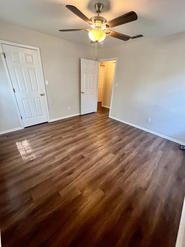 Building Photo - 2 Bed 1 Bath **Cozy Unit in Pleasanton**