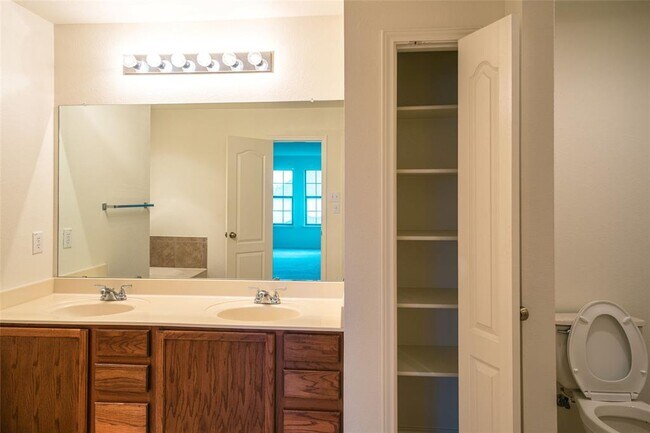 Building Photo - 612 Dark Tree Ln