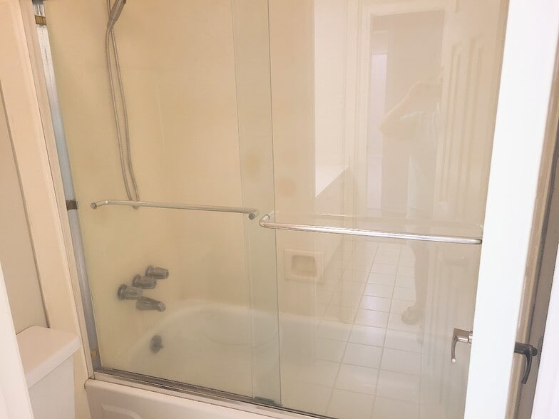 Guest bathroom tub/shower combo - 12439 Coursey Blvd