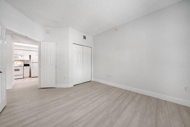 Building Photo - 3020 Alcazar Pl