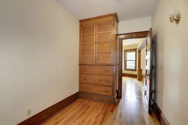 2nd fl br #1 - 3302 Harriet Ave