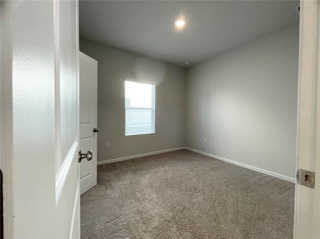 Building Photo - 305 Green Love Ln