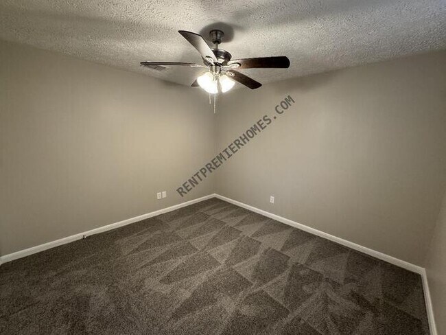 Building Photo - 3214 Three Pines Dr