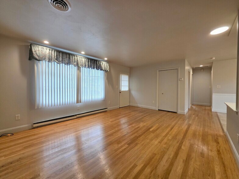 Building Photo - 2 Colonial Ave