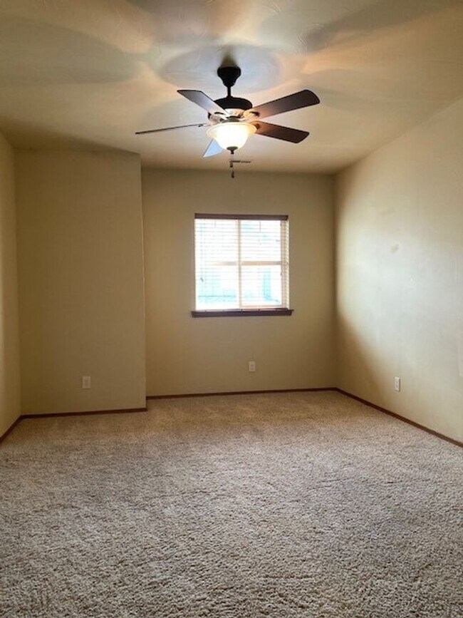 Building Photo - Charming 3 Bedroom 2.5 Bathroom Home